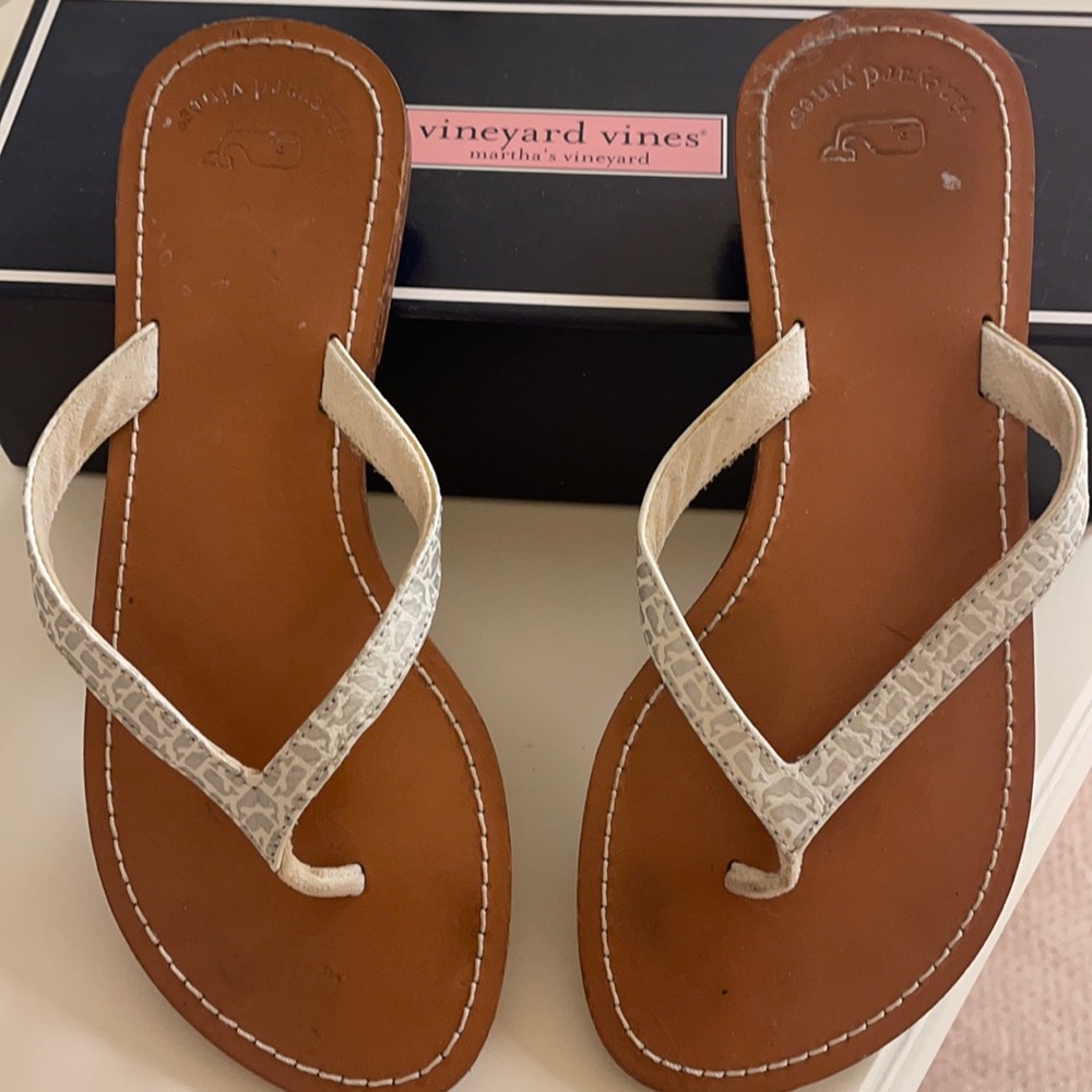 Vineyard vines size 8 'puzzle whale' sandal in white cap leather sole